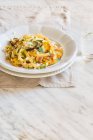 Tagliatelle fresche fatte in casa con zucchine gialle e verdi, pancetta e formaggio di capra — Foto stock