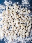 Gnocchi di patate fatti in casa italiani su sfondo blu scuro — Foto stock