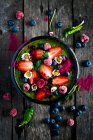 Ciotola di frullato verde con frutta fresca — Foto stock
