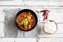 Curry rojo tailandés con carne de pollo - foto de stock