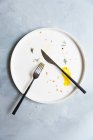 I resti di un croissant di avocado e salmone su un piatto — Foto stock
