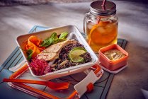 Hähnchenbrust auf Quinoa mit Gemüsesalat — Stockfoto