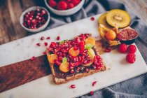 Vollkornbrot Toast mit Schokoladenaufstrich, Obst und Beeren — Stockfoto
