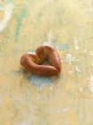 Um coração pretzel vista close-up — Fotografia de Stock