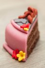 Una rebanada de pastel de chocolate decorado con mazapán - foto de stock