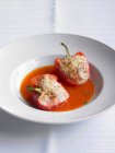Paprika gefüllt mit Polenta in Tomatensauce — Stockfoto