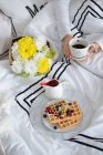 Café da manhã na cama com café e waffles com bagas frescas — Fotografia de Stock