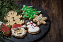Surtido colorido decorado galletas de Navidad - foto de stock