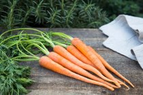 Органическая морковь на деревянной поверхности — стоковое фото