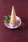 Un cône de crème glacée à l'envers avec de la crème glacée au sureau — Photo de stock