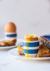 Ovos cozidos macios e torradas — Fotografia de Stock