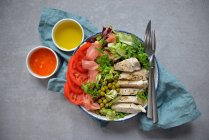 Здоровый салат с курицей, зеленым горохом и помидорами — стоковое фото