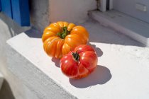 Два помидора на подоконнике — стоковое фото