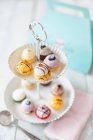 Verschiedene Mini-Cupcakes auf einem Kuchenstand — Stockfoto