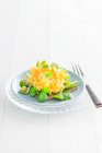 Eiersalat mit Feldsalat auf einer Scheibe Pumpernickelbrot — Stockfoto