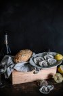 Свіжі устриці з лимонами та хлібом — стокове фото