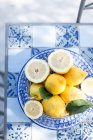 Limones en Sicilia vista de cerca - foto de stock
