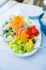 Веганский греческий салат крупным планом — стоковое фото