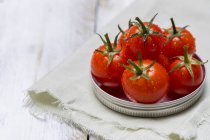 Tomates cherry con gotas de agua - foto de stock