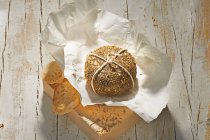 Pecorino avec croûte de camomille sur papier blanc et tranches de pain — Photo de stock