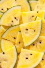 Close-up de deliciosos pedaços de melancia amarela — Fotografia de Stock