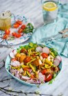 Салат с курицей и свежие овощи — стоковое фото