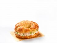 Un croissant lleno de ensalada de atún y queso - foto de stock