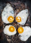 Huevos fritos en bandeja - foto de stock