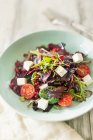 Пряный салат с фетой, гранатовыми семенами и кунжутом — стоковое фото