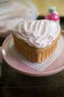 Un mini gâteau en forme de coeur avec glaçage — Photo de stock