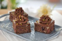 Brownies de avena con moras, nueces y glaseado de chocolate (vegetariano) - foto de stock