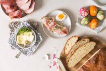 Um sanduíche de presunto aberto, ovos de Páscoa, manteiga e agrião — Fotografia de Stock