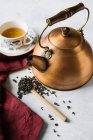Thé vert dans une casserole en cuivre et une tasse de thé — Photo de stock