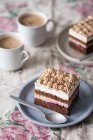 Gâteau cappuccino avec éponge au chocolat, café et glaçage vanille — Photo de stock