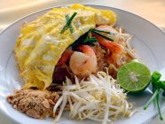 Almofada tailandesa com camarões, ovo, amendoim e brotos de feijão — Fotografia de Stock