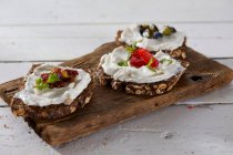Wholemeal bread topped with cream cheese and fruit (vegan) — Stock Photo