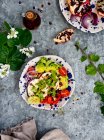 Ensalada con verduras halloumi y fruta de granada - foto de stock