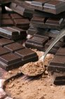 Темный шоколад с какао-порошком — стоковое фото