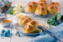 English hot cross buns with butter and jam for Easter — Stock Photo