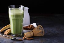 Ein Matcha Latte mit Mandelmilch (vegan)) — Stockfoto