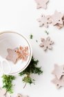 Biscoitos de gengibre ornamentos para árvore de Natal — Fotografia de Stock