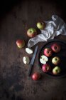 Яблука на тарілці на темному дерев'яному фоні (вид зверху ) — стокове фото