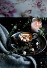 Cioccolata calda con latte di cocco e marshmallow — Foto stock