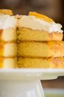 Un gâteau au citron à trois couches avec glaçage, tranché (gros plan) — Photo de stock