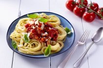Espaguetis la boloñesa con albahaca - foto de stock
