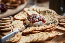Camembert mit Crackern und Chutney — Stockfoto