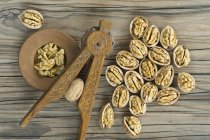 Орехи и орехи на деревянной поверхности — стоковое фото