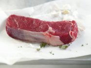 Un steak croustillant cru sur papier — Photo de stock