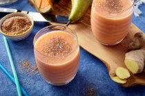 Ginger and cantaloupe smoothies with pear — Stock Photo