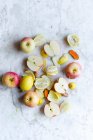 Manzanas Pink Lady, limones y cúrcuma (ingredientes del jugo de frutas) - foto de stock
